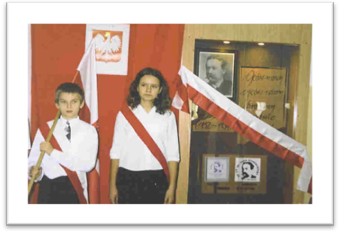 poczet flagowy przy gablocie poświęconej patronowi szkoły
